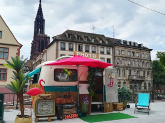 Ambiance tropicale pour la caravane à souvenirs pour la réouverture des quais des bateliers