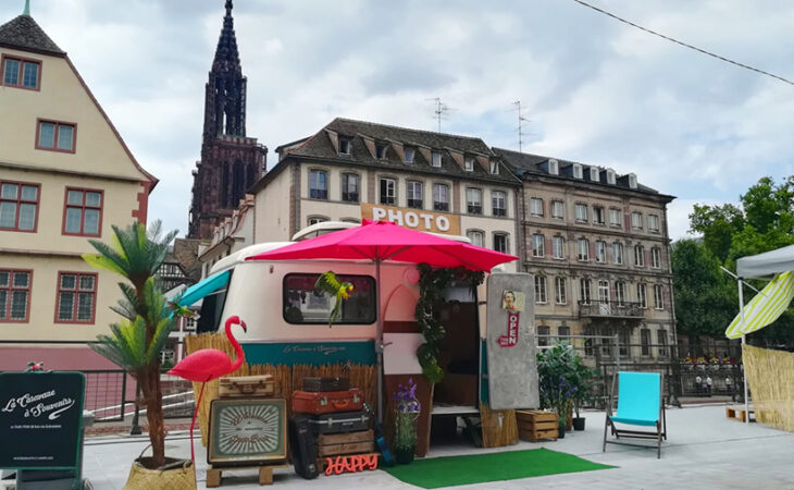 Ambiance tropicale pour la caravane à souvenirs pour la réouverture des quais des bateliers