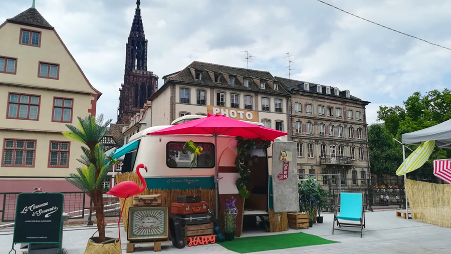 Ambiance tropicale pour la caravane à souvenirs pour la réouverture des quais des bateliers